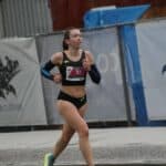female running a marathon with her personal best with nutrition planning