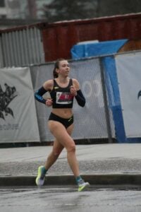 female running a marathon with her personal best with nutrition planning